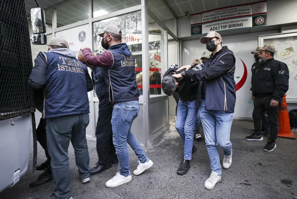 son-dakika-iste-pkkli-terorist-ahlam-albashirin-savciliktaki-ilk-ifadesi-cantayi-birak-oradan-ayril-1668700825501.jpg Son dakika | İşte PKK'lı terörist Ahlam Albashir'in savcılıktaki ilk sözleri: 'Çantayı bırak oradan ayrıl'