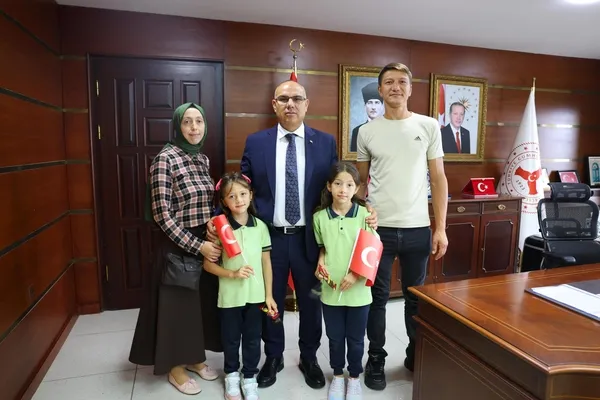 yere-dusen-bayragi-opup-basina-koydu-1789589498419.jpg