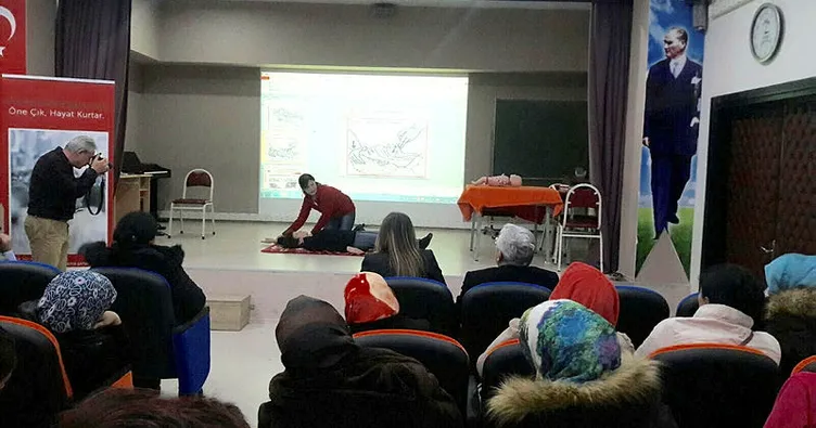 Anneler ilk yardım öğreniyor
