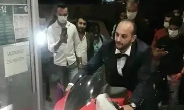 Davetliler şaştı kaldı! Düğün salonuna motosikletle girdi