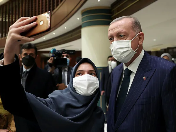 baskan-erdogan-afrikali-genclerle-bulustu-enflasyon-yine-inecek-1639924823475.jpg