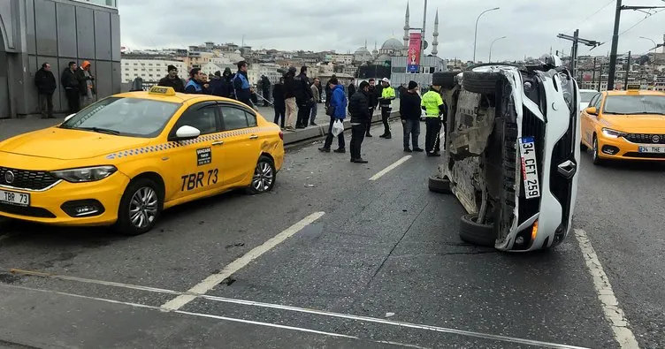 Galata Köprüsü üzerinde otomobil yan yattı