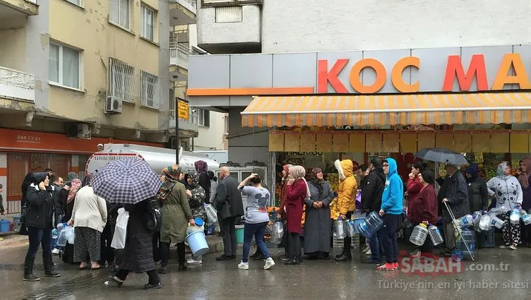 CHP’li belediyenin yönettiği İzmir’de yağmur altında su kuyruğu