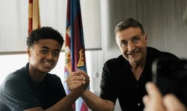 Barcelona, Kluivert’ın 16 yaşındaki oğlu ile profesyonel sözleşme imzaladı