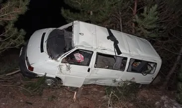 Sivas’ta korkunç kaza! 40 metreden uçuruma yuvarlanan minibüs ağaca çarparak asılı kaldı: 3 yaralı