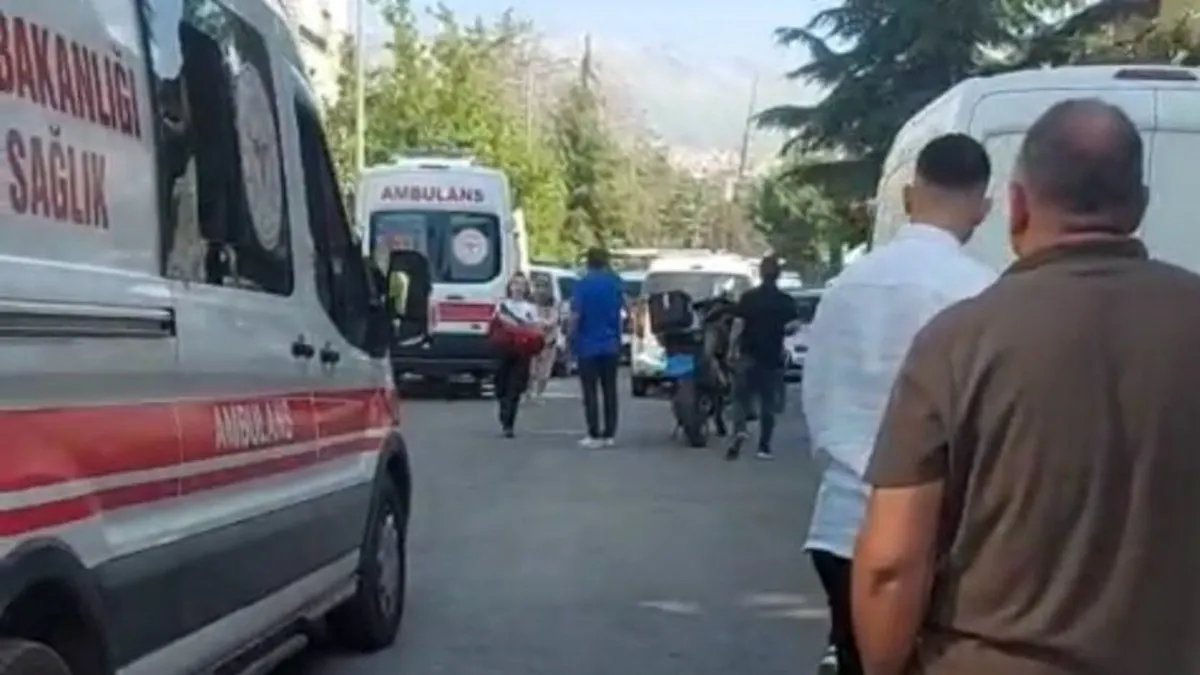 Malatya'da aile içi şiddet olayı sonrası olay yeri incelemesi yapan polis ekipleri.