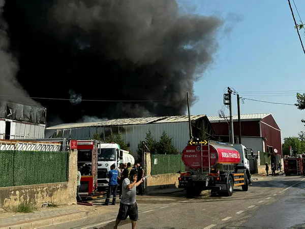 bursada-2-fabrikada-yangin-dumanlar-kentin-bircok-noktasindan-goruldu-1721718957018.jpg