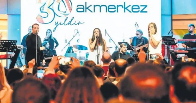 ‘Hayatımızda ilk kez AVM’de şarkı söylüyoruz’ ‘Hayatımızda ilk kez AVM’de şarkı söylüyoruz’