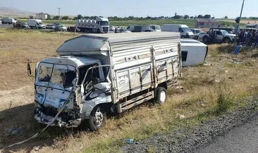 Kayseri’de minibüs ile kamyonet çarpıştı: 12 kişi yaralandı