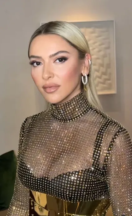 Acun Ilıcalı’nın düğününe katılmayan şarkıcı Hadise Venedik’te Kerem Bürsin ile boy gösterdi! Hadise transparan elbisesi ile yürek hoplattı!