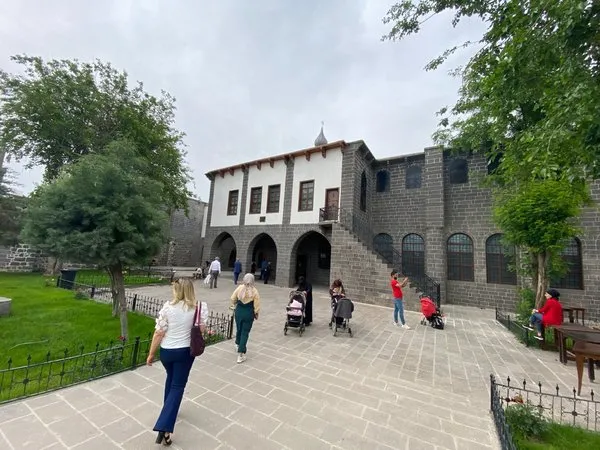 hendek-olaylarinda-zarar-gordugu-icin-onarilan-ermeni-kilisesine-ziyaretci-akini-1652768013728.jpeg