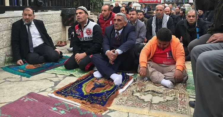 El Halil halkı İsrail’i protesto etmek için cuma namazını sokakta kıldı