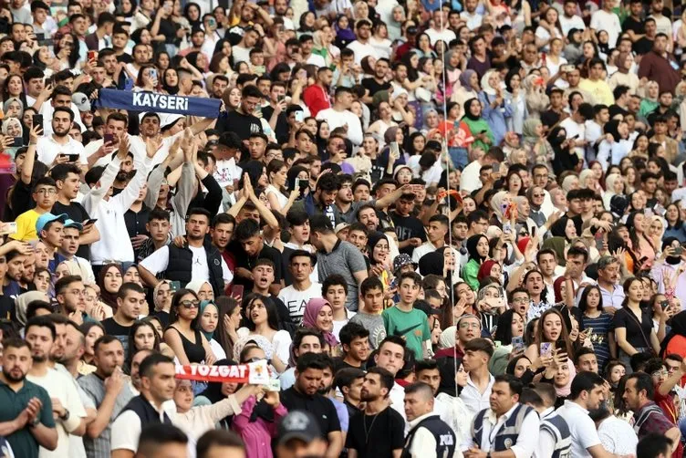 SON DAKİKA: Gençler Başkan Erdoğan'ı bekliyor! Stadyum tıklım tıklım doldu! Coşku her geçen dakika artıyor...