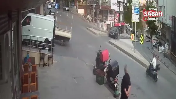 Arnavutköy'de otomobil ile çarpışan motosiklet sürücüsü böyle savruldu | Video