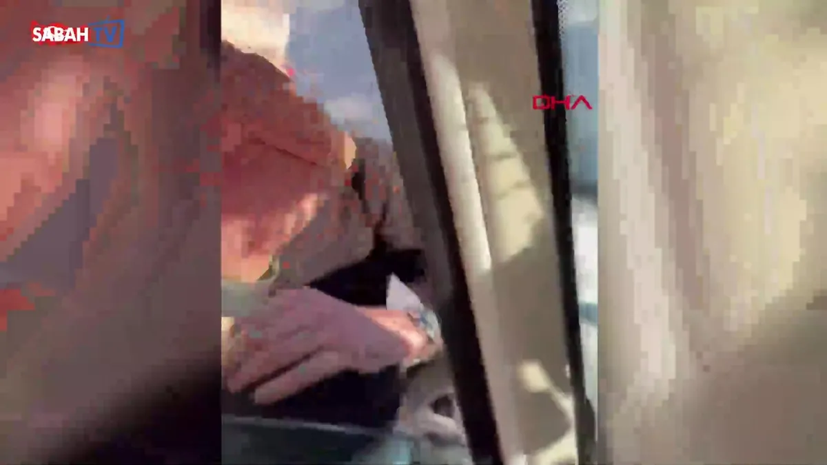 Ümraniye’de servis şoförü ile otomobil sürücüsü arasındaki kavga kamerada | Video videosunu izle Ümraniye’de servis şoförü ile otomobil sürücüsü arasındaki kavga kamerada | Video videosunu izle