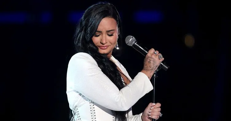 ABD’li şarkıcı Demi Lovato, 3 kez felç ve kalp krizi geçirdiğini açıkladı