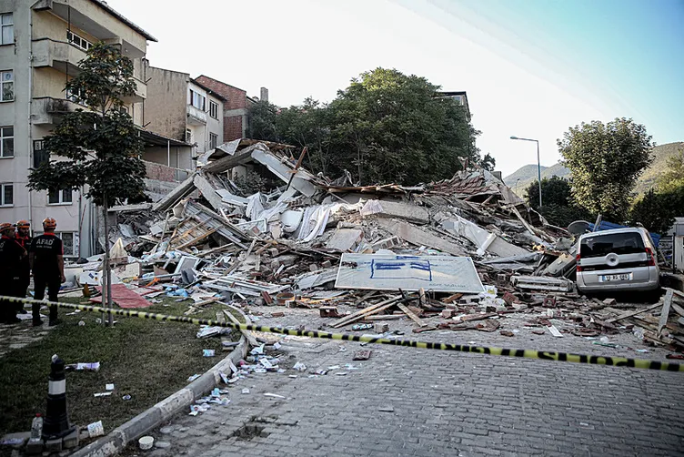 SON DAKİKA… Balıkesir Sındırgı’da 6.1’lik deprem! Yıkımın boyutu hava aydınlanınca ortaya çıktı: İşte o görüntüler!