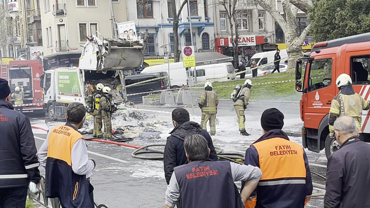 Fatih'te çöp kamyonunda patlama