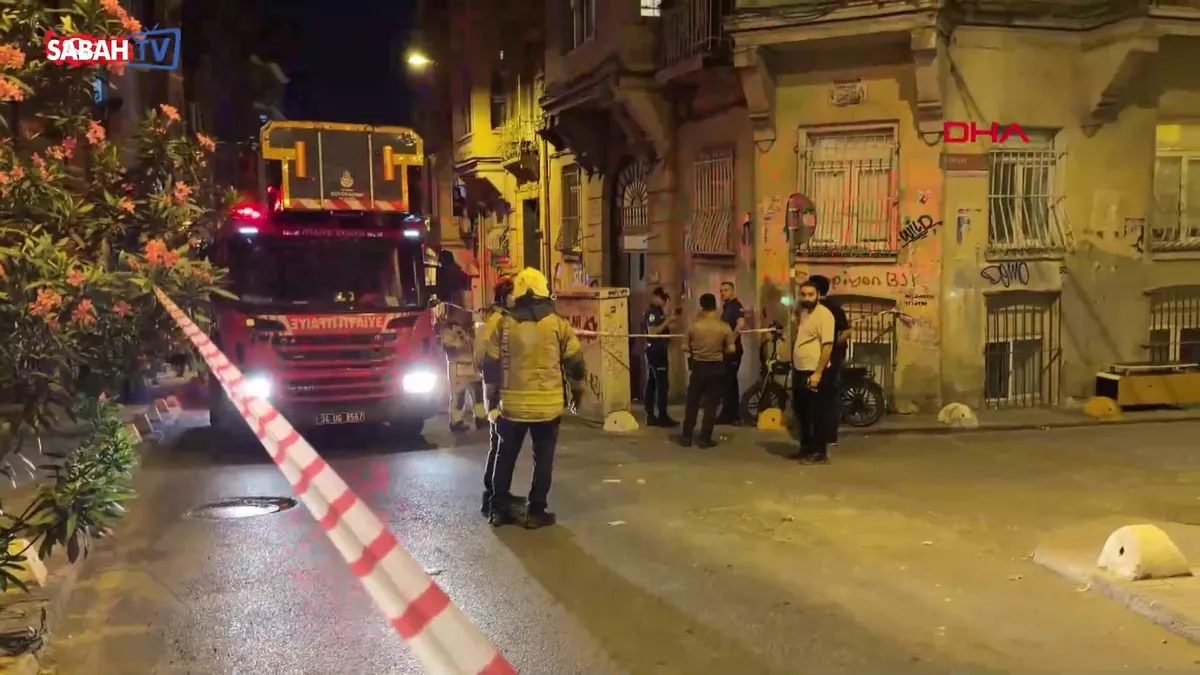 Beyoğlu’nda bodrum katında duvar çöktü; 5 katlı bina tahliye edildi | Video videosunu izle Beyoğlu’nda bodrum katında duvar çöktü; 5 katlı bina tahliye edildi | Video videosunu izle