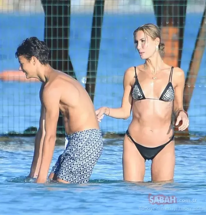 Oğullarıyla soluğu tatilde aldı! 45 yaşındaki Çağla Şıkel fit fiziğiyle genç kızlara taş çıkardı!