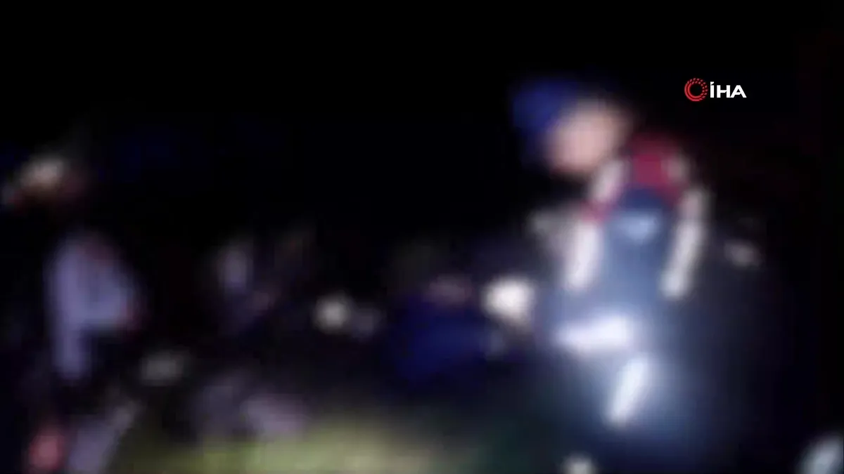 Kırklareli’nde FETÖ operasyonu: 6 şüpheli yurtdışına kaçarken yakalandı videosunu izle Kırklareli’nde FETÖ operasyonu: 6 şüpheli yurtdışına kaçarken yakalandı videosunu izle