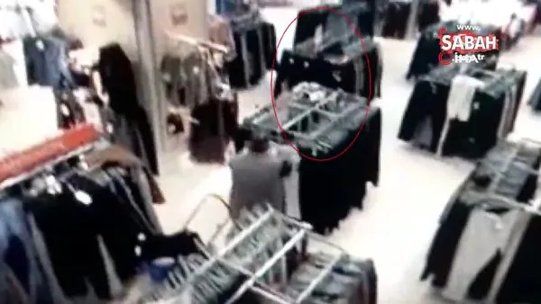 Mağazada müşterinin çantasından para çalan hırsız, aynı iş yerindeki güvenlik görevlisi çıktı | Video