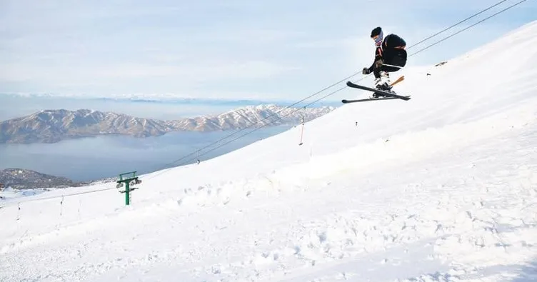 Göl manzaralı kayak keyfi