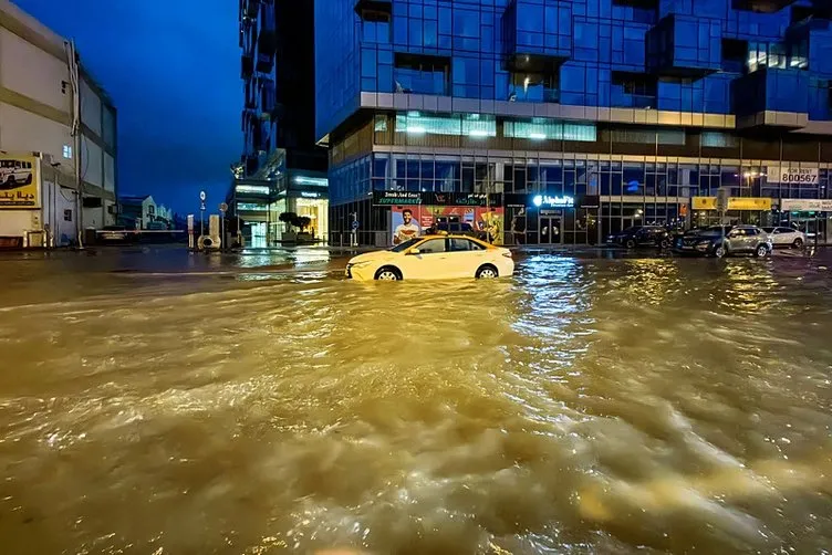 Dubai sular altında! Yüzyılın en büyük yağışı: Uçaklar gözden kayboldu