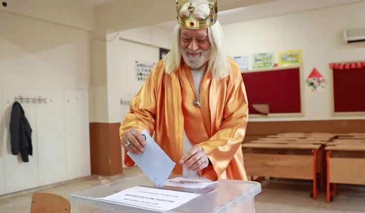 Sandıktan renkli görüntüler: Kral ve astronot kostümüyle geldiler