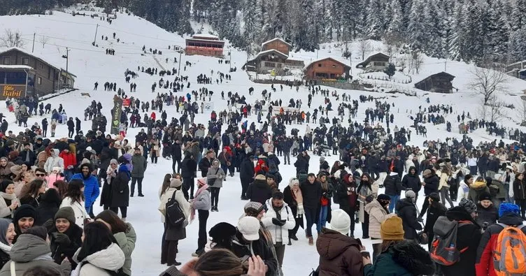Kardan adam festivalinde on binler gönüllerince eğlendi