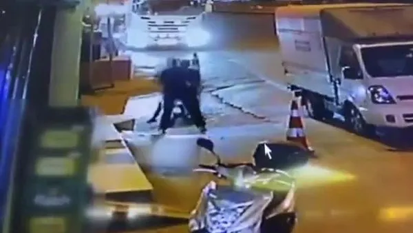 İstanbul Çekmeköy'de motosikleti ile uyuşturucu satan torbacının yakalanma anı kamerada