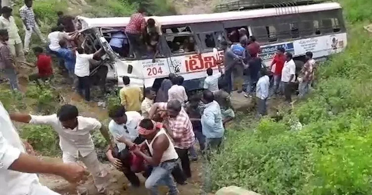Otobüs uçuruma devrildi: 55 ölü