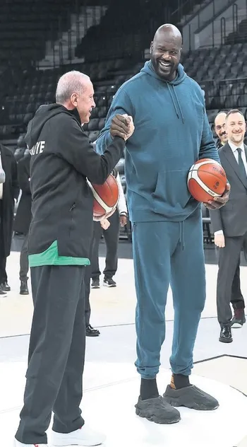 erdogan-nba-efsanesi-oneal-ile-basket-sahasinda-bulustu-1768942199459.jpeg