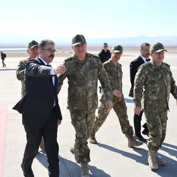 genel-kurmay-baskani-orgeneral-metin-gurak-3-ulkeye-sinir-igdiri-ziyaret-etti-1709229723914.jpg