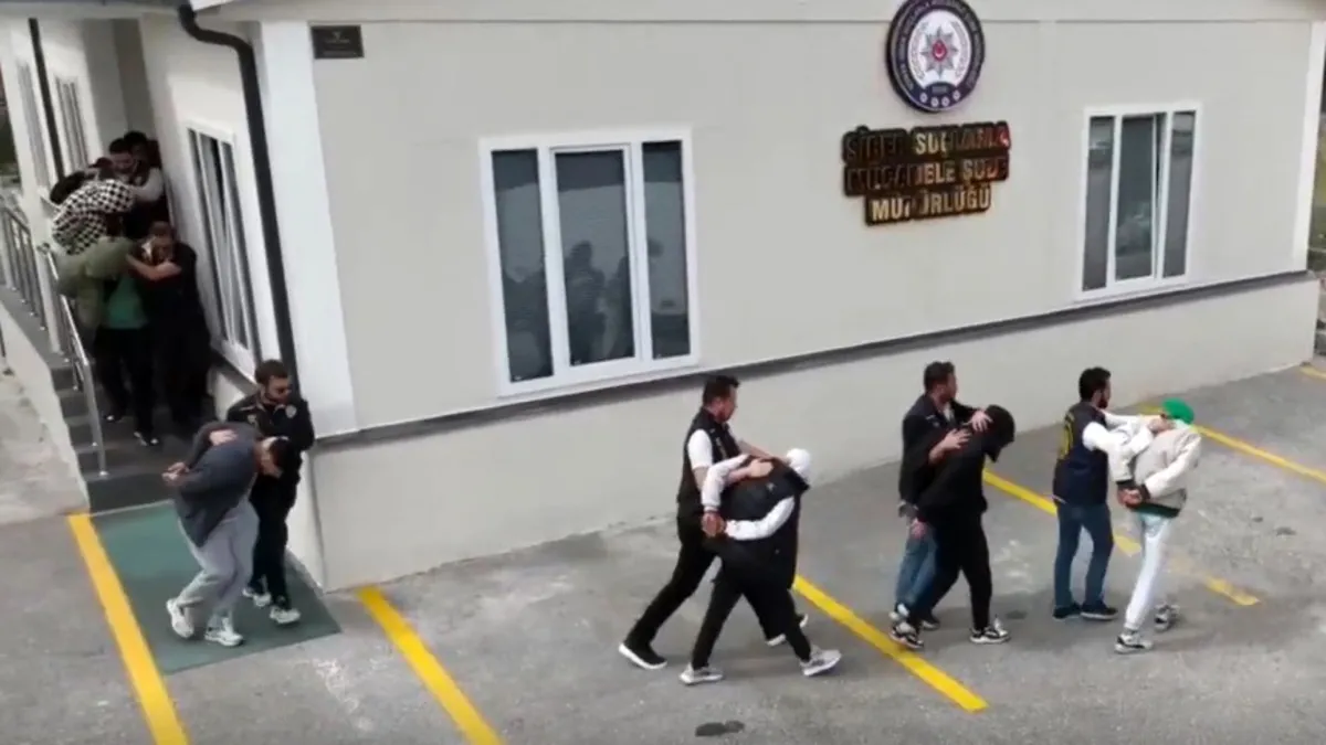Yatırım vaadiyle yapılan dolandırıcılık operasyonu sonucu şüphelilerin adliyeye sevk edilmesi.