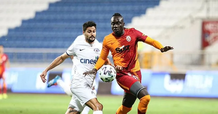 Ağlanacak haline gülüyor!