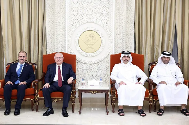 milli-savunma-bakani-gulerden-katara-resmi-ziyaret-1792522234699.jpeg