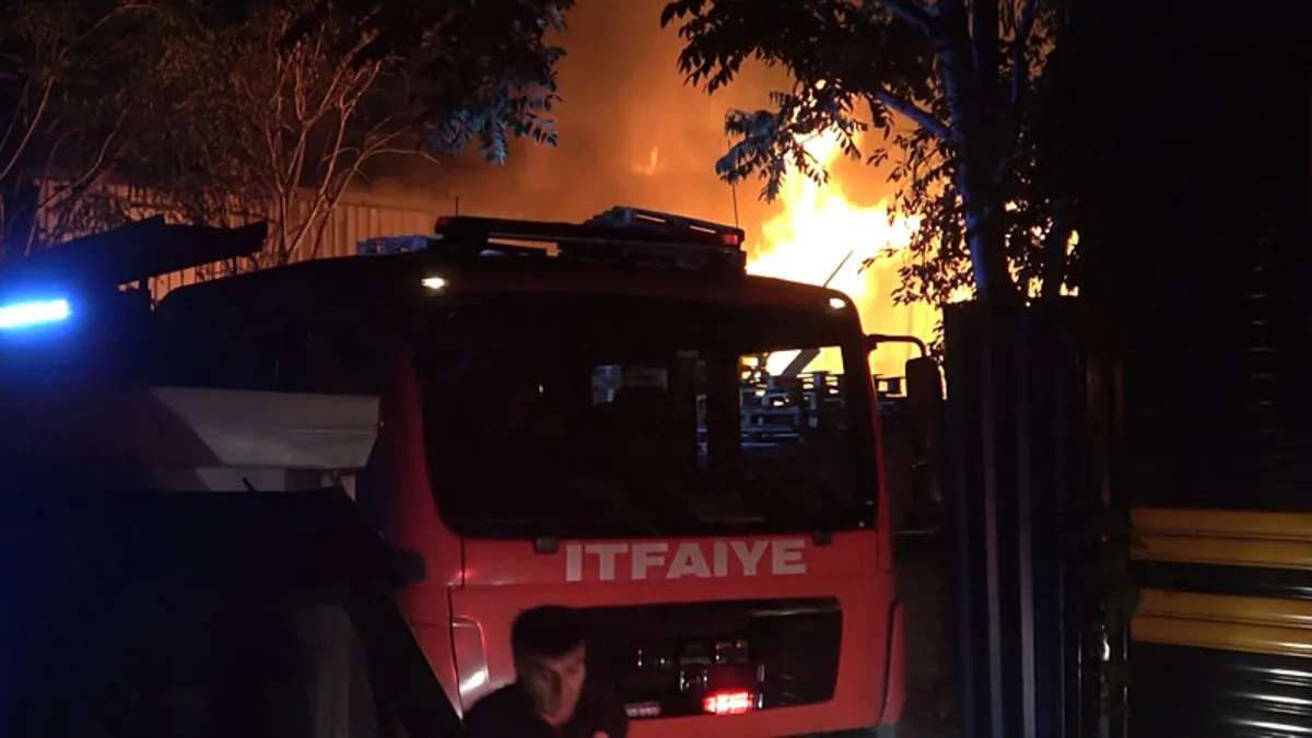 Bursa’da palet fabrikası, alev alev yandı Bursa’da palet fabrikası, alev alev yandı