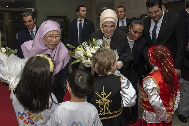 emine-erdogan-malezya-basbakaninin-esi-wan-azizah-ismail-ile-bir-araya-geldi-1767813249084.jpg Emine Erdoğan, Malezya Başbakanı'nın eşi Wan Azizah İsmail ile bir araya geldi