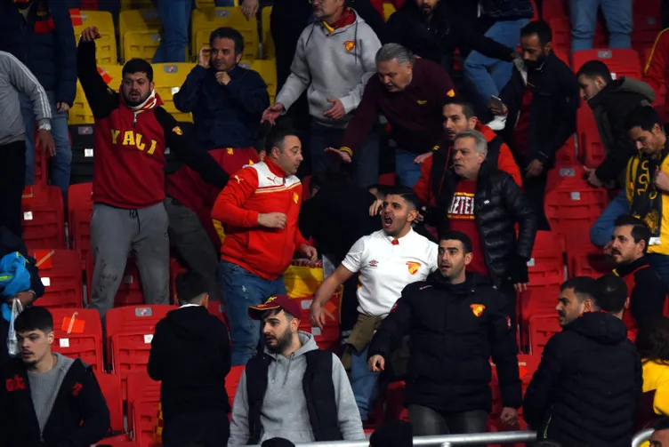 Son dakika haberi: Göztepe-Altay maçında cinayet girişimi! İşaret fişeği atılan taraftar kanlar içinde yerde kaldı | Altay kalecisi de hastanelik oldu