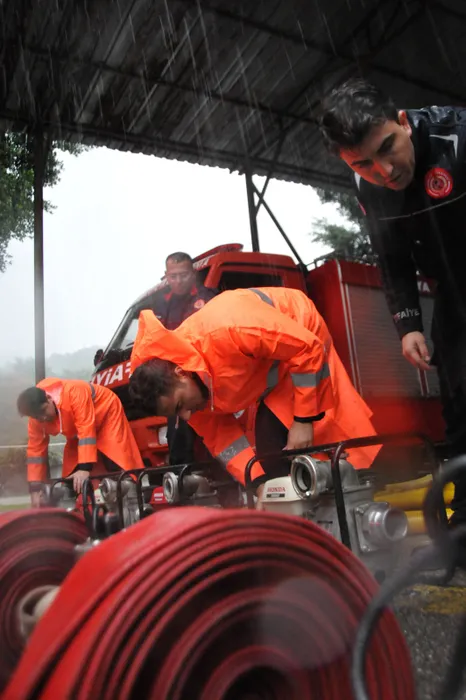 SON DAKİKA || Meteoroloji uyarmıştı: Antalya’dan korkunç görüntüler geliyor: Eve yıldırım düştü zannettik!