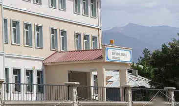 SON DAKİKA... Van'daki ortaokulda korkunç olay: Sınıfa girip kayınbiraderi zannettiği öğretmeni bıçakladı! #van