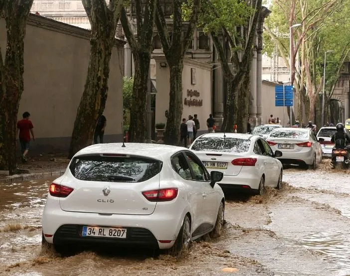 İstanbul’da şiddetli yağış vatandaşlara zor anlar yaşattı