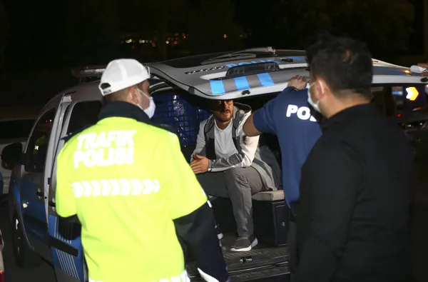 Alkollü sürücünün kullandığı otomobil polis uygulama noktasında ...