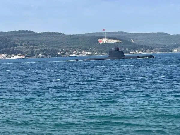 canakkale-bogazinda-tarihi-gecis-12-denizalti-sehitler-icin-selam-durdu-tcg-dumlupinar-ve-atilay-sehitleri-72-1743766487796.jpg