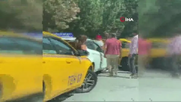 İstanbul Esenyurt'ta kadın sürücüye taksici dehşeti kamerada! Önce sözle taciz eden taksiciler böyle yumruklarla saldırdı...
