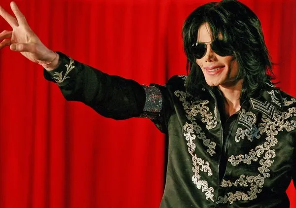 Michael Jackson'ın balkondan sarkıttığı oğlu büyüdü!