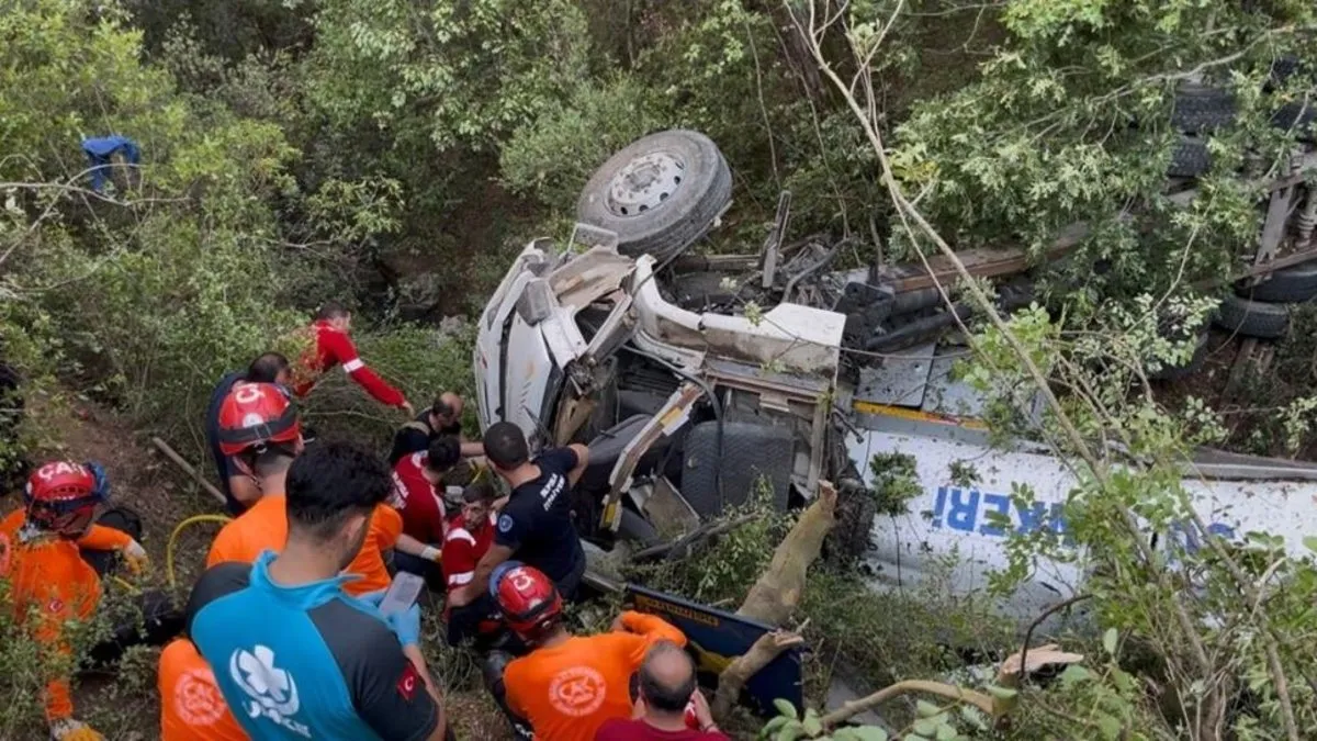 Bursa'da orman yangınına müdahaleye giden su tankeri uçuruma yuvarlandı! 1 ölü, 2 yaralı