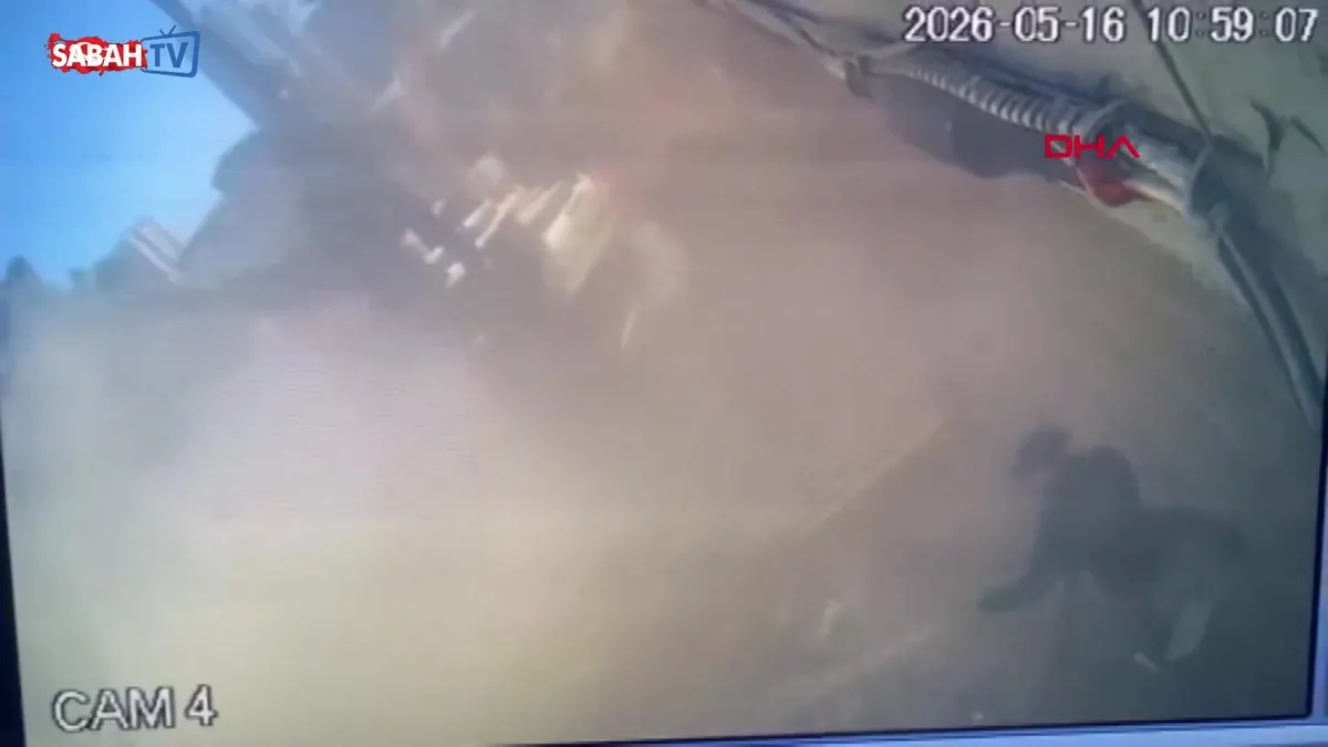 Küçükçekmece’de yıkımı yapılan bina, bitişiğindeki binanın üzerine çöktü! O anlar kamerada | Video videosunu izle Küçükçekmece’de yıkımı yapılan bina, bitişiğindeki binanın üzerine çöktü! O anlar kamerada | Video videosunu izle