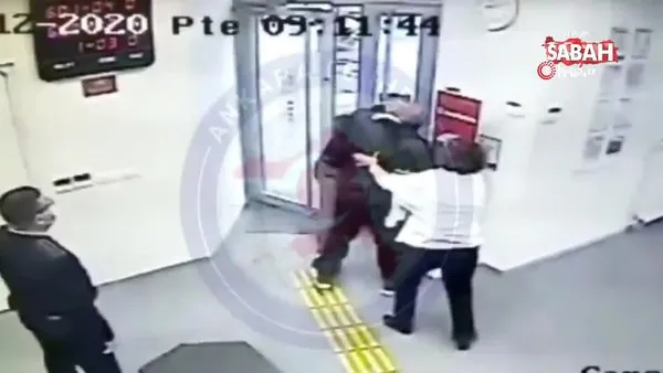 Ankara'da silahlı banka soyguncusuna müşterilerden tekme tokat dayak  | Video